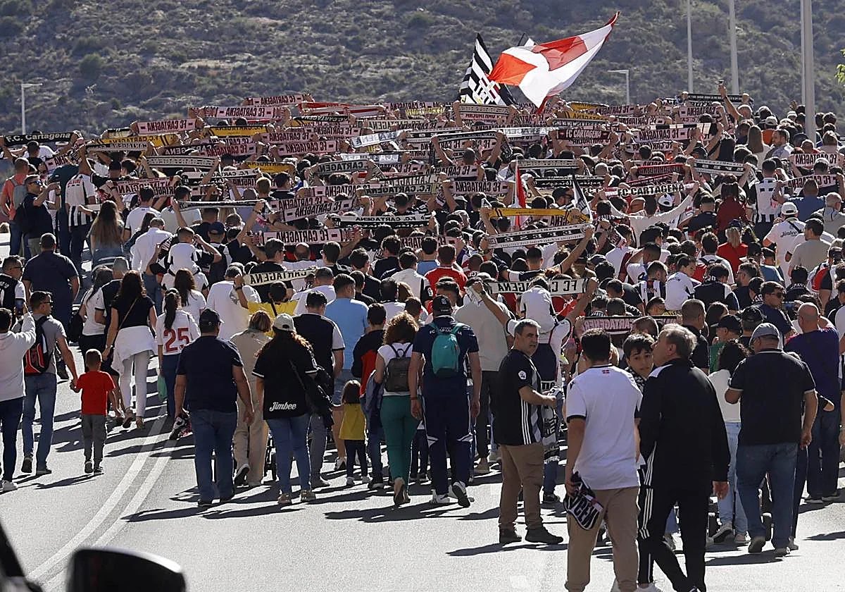 Fansefese's tweet photo. Así que sí.

Puede que la razón por la que desaparecí de los fichajes sea que, sin querer, torpedeé la venta del FC Cartagena. 🚢💥

Fin del hilo.

Si algún día cuento todo lo que vi y escuché en aquellos años, da para un libro entero. 😅 https://t.co/J4WPNbFI15