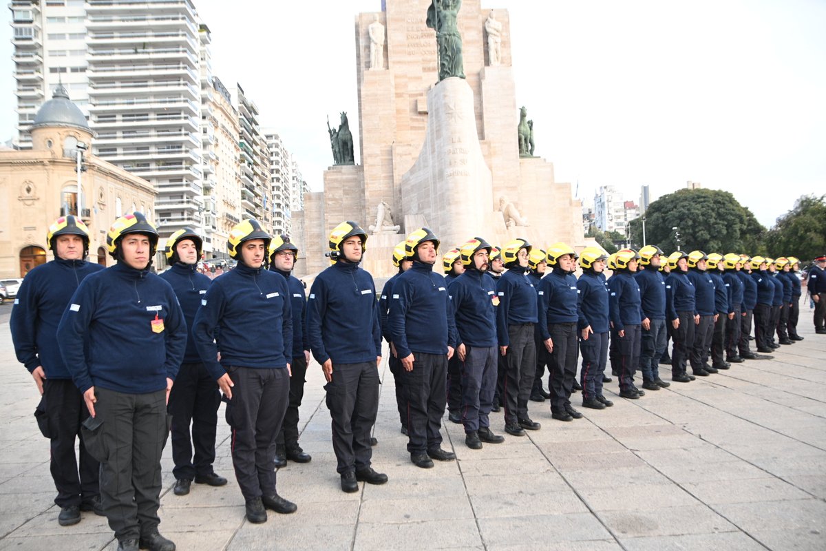 fabriziofiatti's tweet photo. CUIDAR VIDAS, AYUDAR CON AMOR Y CORAJE

Esa es la base del trabajo diario de AMIGRO y de las y los bomberos voluntarios. En este 2 de junio y como cada año conmemoramos el compromiso, la solidaridad y la fortaleza de quienes enfrentan desafíos todos los días.

A los bomberos voluntarios, el abrazo más cálido y el enorme agradecimiento por su vocación de servicio y su valentía para cuidarnos. 

Y por supuesto, a Graciela y César, compañeros en este camino de aprendizaje, concientización y difusión sobre la Miastenia Gravis, con quienes vamos a seguir trabajando juntos💪
