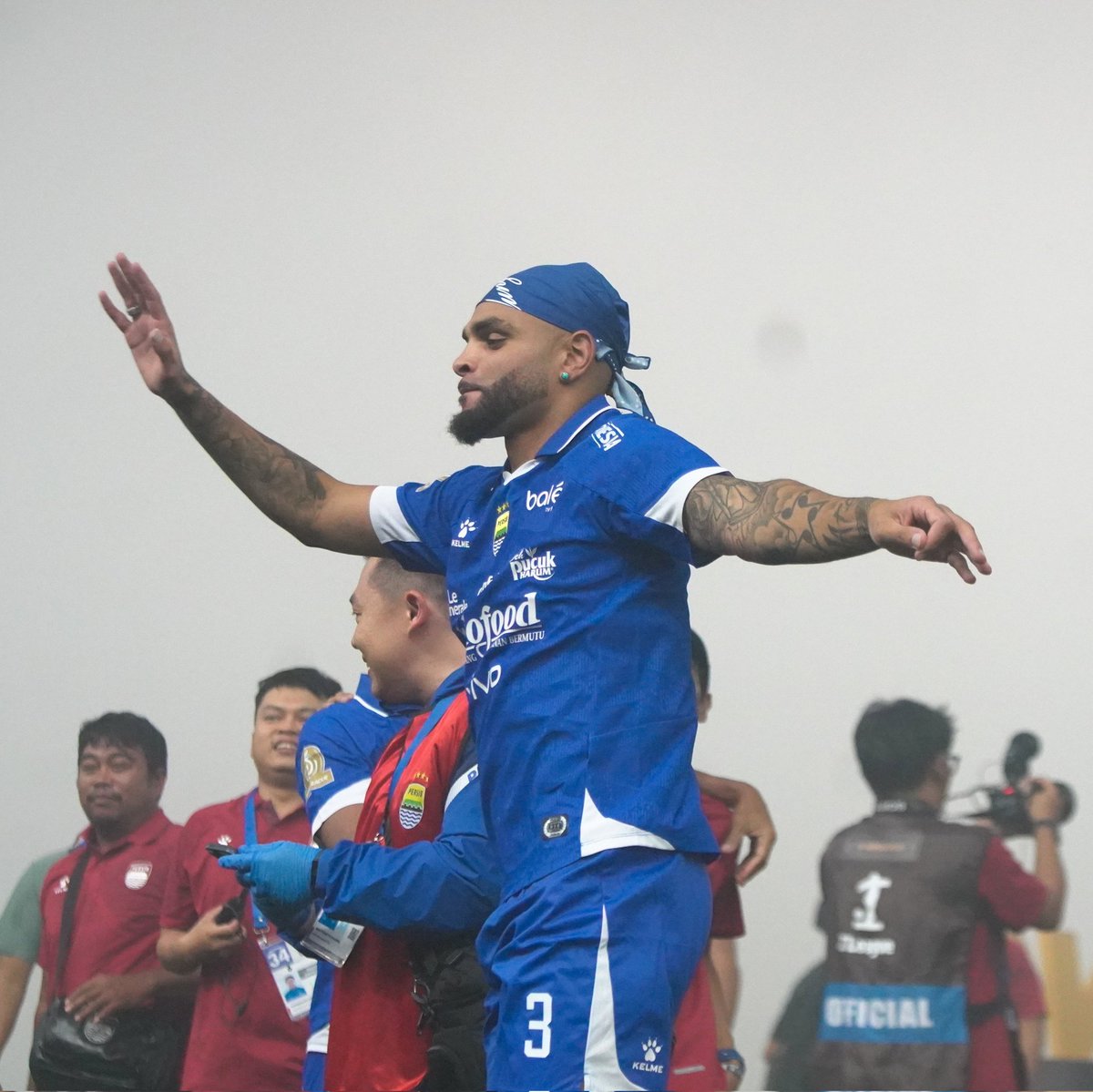 _vino_alvino's tweet photo. Perginya Kurzawa hampir semua udah menduga. Melihat kondisi beliau, ga yakin juga masuk project musim depan. Jadi harusnya gak kaget kalo dilepas pun

Pas liat postingan terakhir IG Kuzwara serta komen teammatena, nahanya jadi sedih kieu???

Padahal teu kaget dan geus katebak https://t.co/TDDvodM0vV