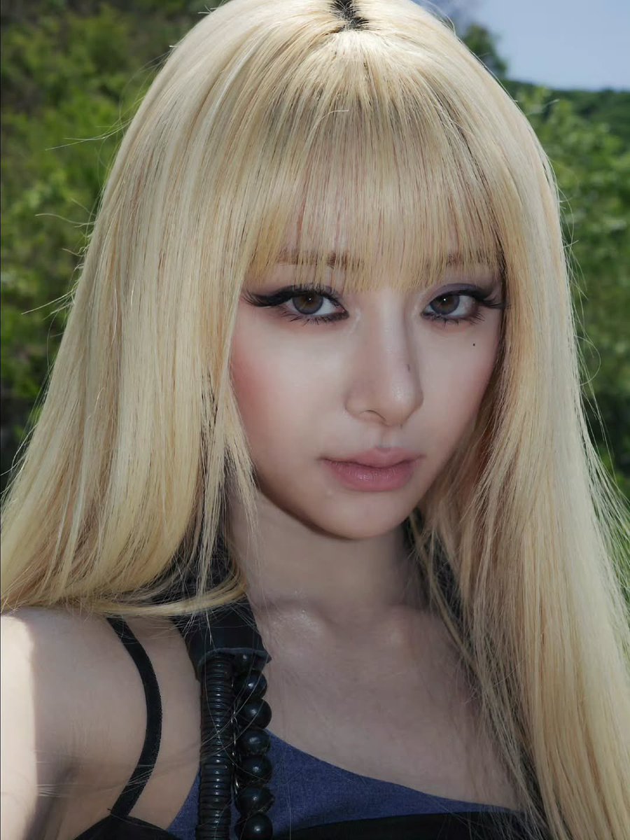 sunloverhuh's tweet photo. BLONDE YUNJIN WITH BANGS ISN’T TALKED ABOUT ENOUGH https://t.co/D1Iu1AEaTw