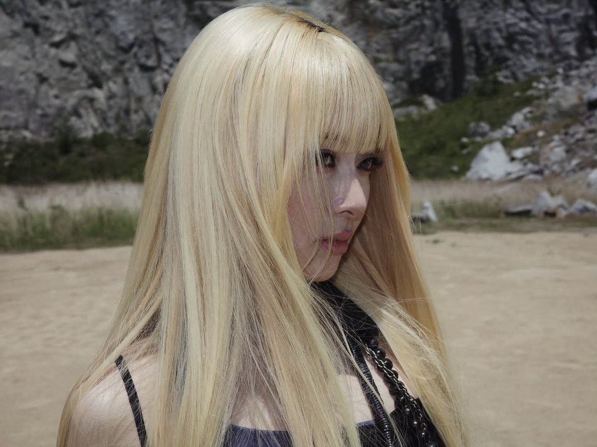 sunloverhuh's tweet photo. BLONDE YUNJIN WITH BANGS ISN’T TALKED ABOUT ENOUGH https://t.co/D1Iu1AEaTw