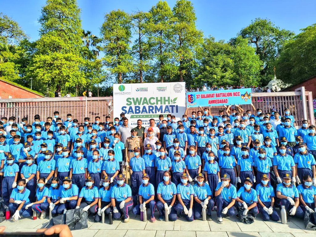 NCC_Dte_Gujarat's tweet photo. #NCCGUJARAT 

150 Cdts of 37 Gujarat Bn under the aegis of NCC Dte Gujarat participated in 'Sabarmati Swach Maha Abhiyaan' at Sabarmati river front with Ahmedabad Municipal Corporation Mayor and other dignitaries. The cadets demonstrated spirit of service & discipline while cleaning Sabarmati banks  spreading the message of clean and green India.

#YouthPower 
#SwachhBharatAbhiyan 

@PMOIndia
@defencePRO_Guj
@HQ_DG_NCC
@GovernorofGuj
@CMOGuj
@Rivaba4BJP 
@drpradyumanvaja 
@tbchhanga