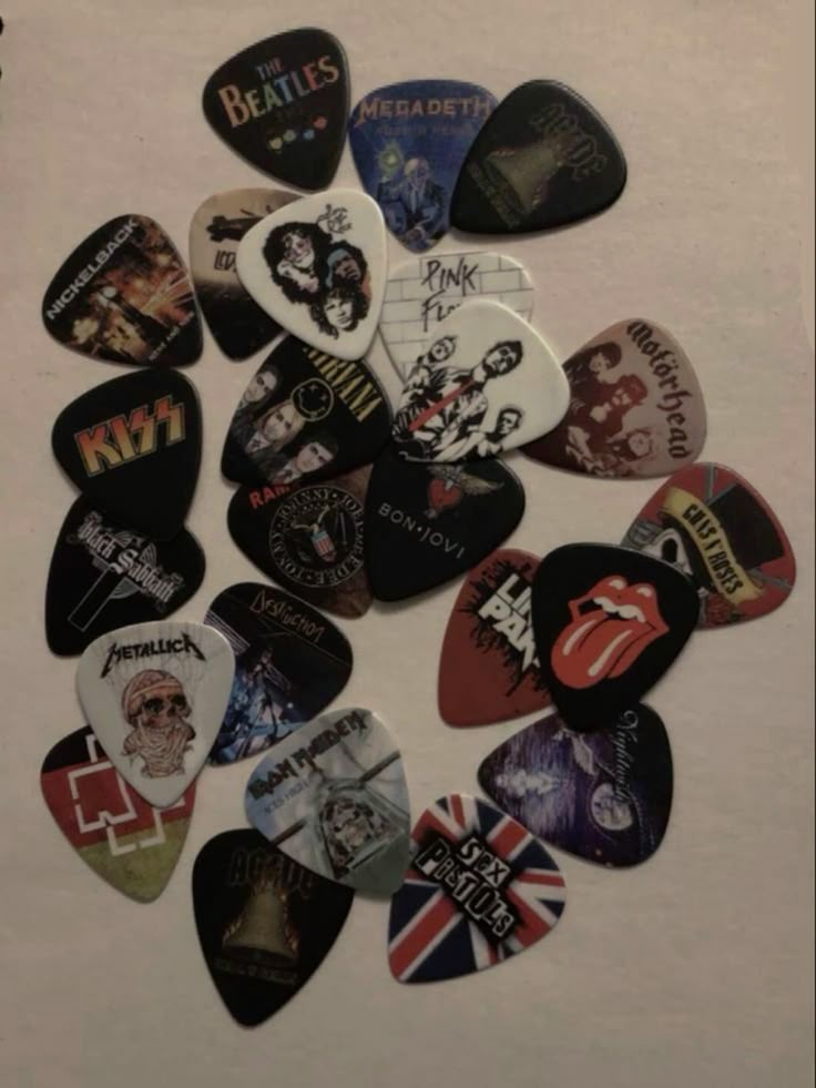 astercanis's tweet photo. (♡) like this post for me to assign you a guitar https://t.co/8TiOPGbw7o