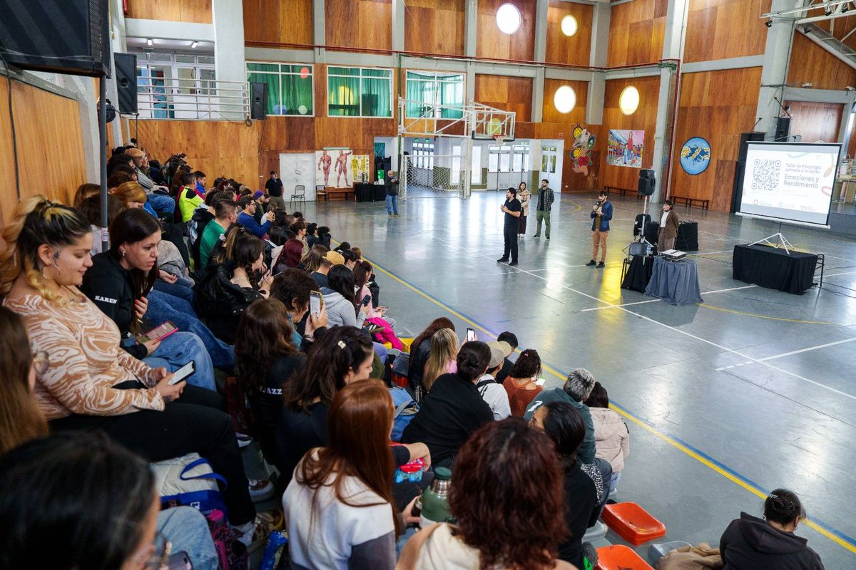findelmundoar's tweet photo. Con gran participación se realizó el taller “Psicología Aplicada a la Danza: Emociones y Rendimiento”, a cargo de la Lic. María Victoria Lettiere, en la previa al festival "Danzas en el Fin del Mundo". https://t.co/V9RHdQcXqa