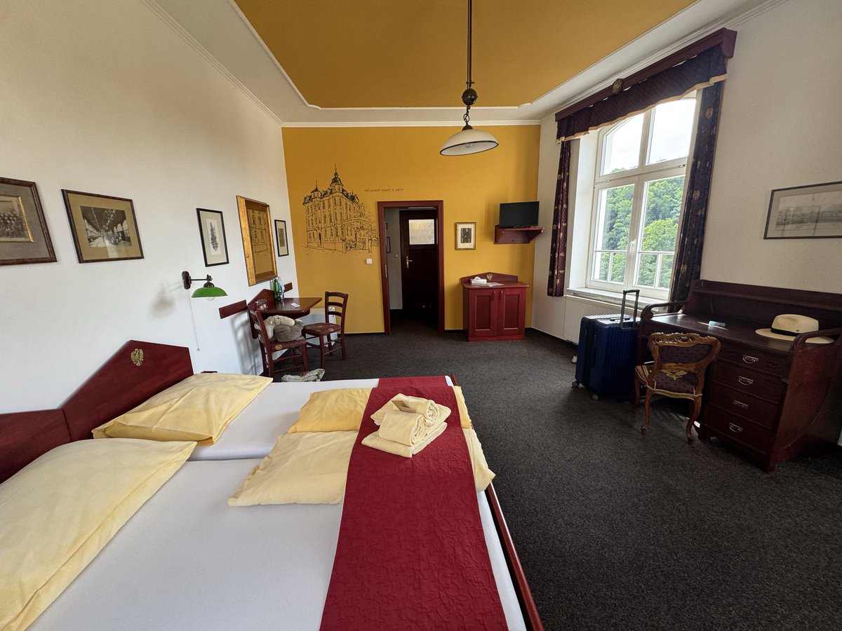 DieterTillmann's tweet photo. Unser Hotel in Loket.
Alter Falter.
Schaut es euch mal an.
#IPAST https://t.co/9SbJxon4BH