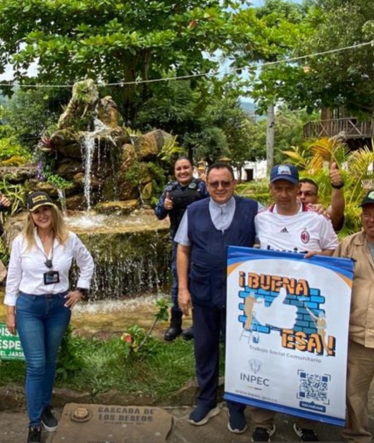 INPEC_Colombia's tweet photo. 👍#BuenaEsa | Personas privadas de la libertad de la Cárcel de 📍#SanGil apoyaron una jornada de recolección de inservibles en la Iglesia San José de Curití, contribuyendo al cuidado de los espacios comunitarios y al fortalecimiento de la labor social en beneficio de la gente. https://t.co/6oQc4xHgwV