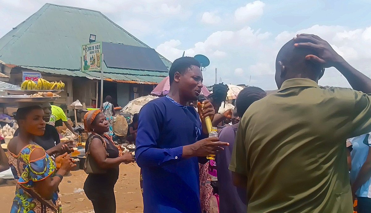 daniel_dugeri's tweet photo. YES... SOMEBODY SHOUT WONDERFUL, 
WE GO SHAKE GBOKO MARKET TODAY THIS AFTERNOON WITH RUGGED MESSAGE OF THE CROSS. EVERYONE THE WHO HAD THE GOSPEL WAS HAPPY. MANY GENUINELY REPENTED. AND PRAYERS WAS MADE FOR THEM. https://t.co/sx07uG5G0x