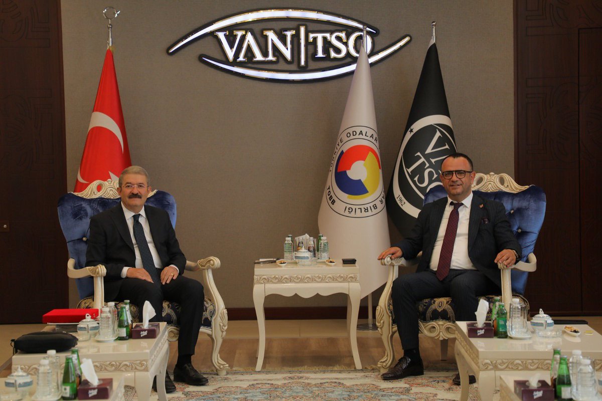 amchamtr's tweet photo. TABA-AmCham Genel Başkanımız Sn. Süleyman Ecevit Sanlı liderliğindeki heyetimiz, Van Ticaret ve Sanayi Odası’na gerçekleştirdiği nezaket ziyaretinde Oda Yönetim Kurulu Başkanı Sn. Necdet Takva ile bir araya gelmiştir.

Ziyaret kapsamında Türkiye ile Amerika Birleşik Devletleri arasındaki ticari ve ekonomik ilişkilerin geliştirilmesine yönelik iş birliği imkânları, bölgesel iş dünyasının ulusal ve uluslararası bağlantılarının güçlendirilmesi ve karşılıklı yatırım potansiyelinin artırılması konularında değerlendirmelerde bulunulmuştur.

Doğu Anadolu Bölgesi’nin girişimcilik kapasitesi ve Van iş dünyasının dinamizmine dikkat çekilen görüşmede, TABA-AmCham’ın Türkiye–ABD iş dünyası arasında köprü rolünü güçlendirmeye yönelik çalışmaları da paylaşılmıştır.

Nazik ev sahiplikleri ve verimli görüşme için Van Ticaret ve Sanayi Odası’na teşekkür ederiz.