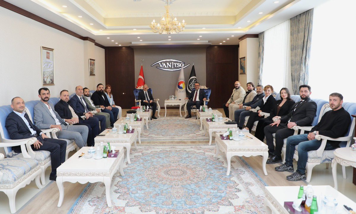 amchamtr's tweet photo. TABA-AmCham Genel Başkanımız Sn. Süleyman Ecevit Sanlı liderliğindeki heyetimiz, Van Ticaret ve Sanayi Odası’na gerçekleştirdiği nezaket ziyaretinde Oda Yönetim Kurulu Başkanı Sn. Necdet Takva ile bir araya gelmiştir.

Ziyaret kapsamında Türkiye ile Amerika Birleşik Devletleri arasındaki ticari ve ekonomik ilişkilerin geliştirilmesine yönelik iş birliği imkânları, bölgesel iş dünyasının ulusal ve uluslararası bağlantılarının güçlendirilmesi ve karşılıklı yatırım potansiyelinin artırılması konularında değerlendirmelerde bulunulmuştur.

Doğu Anadolu Bölgesi’nin girişimcilik kapasitesi ve Van iş dünyasının dinamizmine dikkat çekilen görüşmede, TABA-AmCham’ın Türkiye–ABD iş dünyası arasında köprü rolünü güçlendirmeye yönelik çalışmaları da paylaşılmıştır.

Nazik ev sahiplikleri ve verimli görüşme için Van Ticaret ve Sanayi Odası’na teşekkür ederiz.