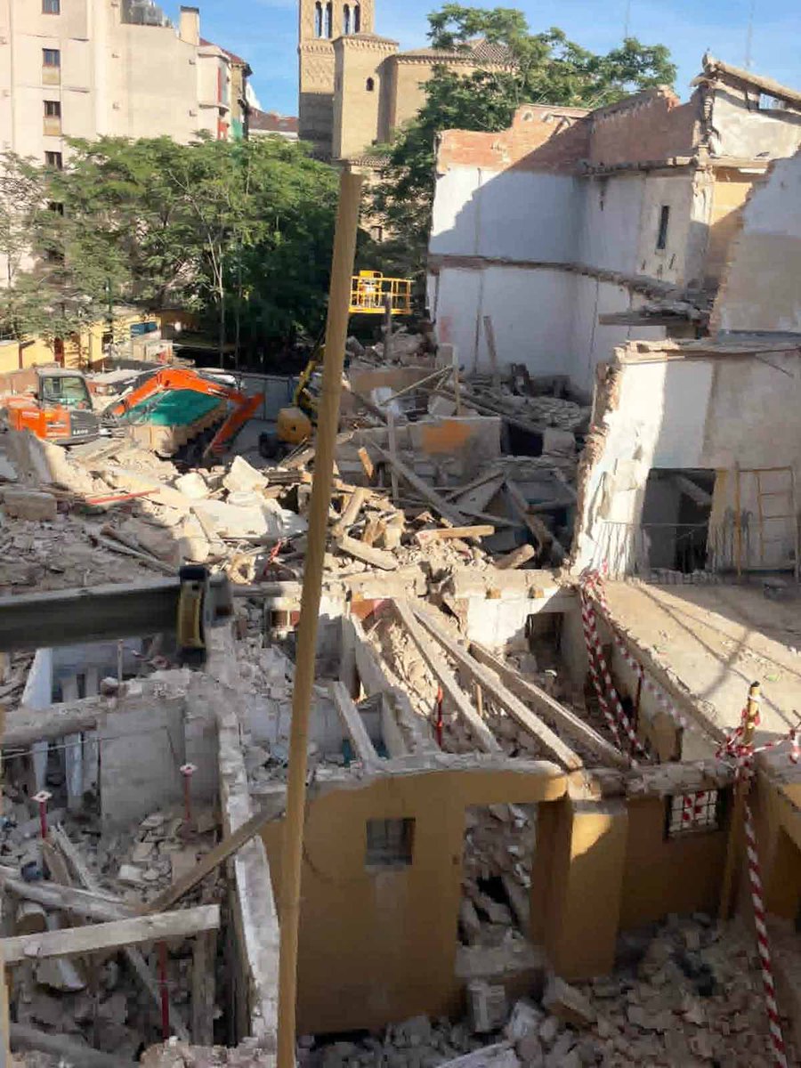 DanielAquillue's tweet photo. Casco histórico de Zaragoza, declarado en su conjunto Bien de Interés Cultural.
La mayoría de edificios solo tienen permitida una rehabilitación integral, según catalogación municipal.
Y sin embargo... Desidia, ignorancia y especulación inmobiliaria.
📷JL. Ona. https://t.co/HxD2WMuH6Y