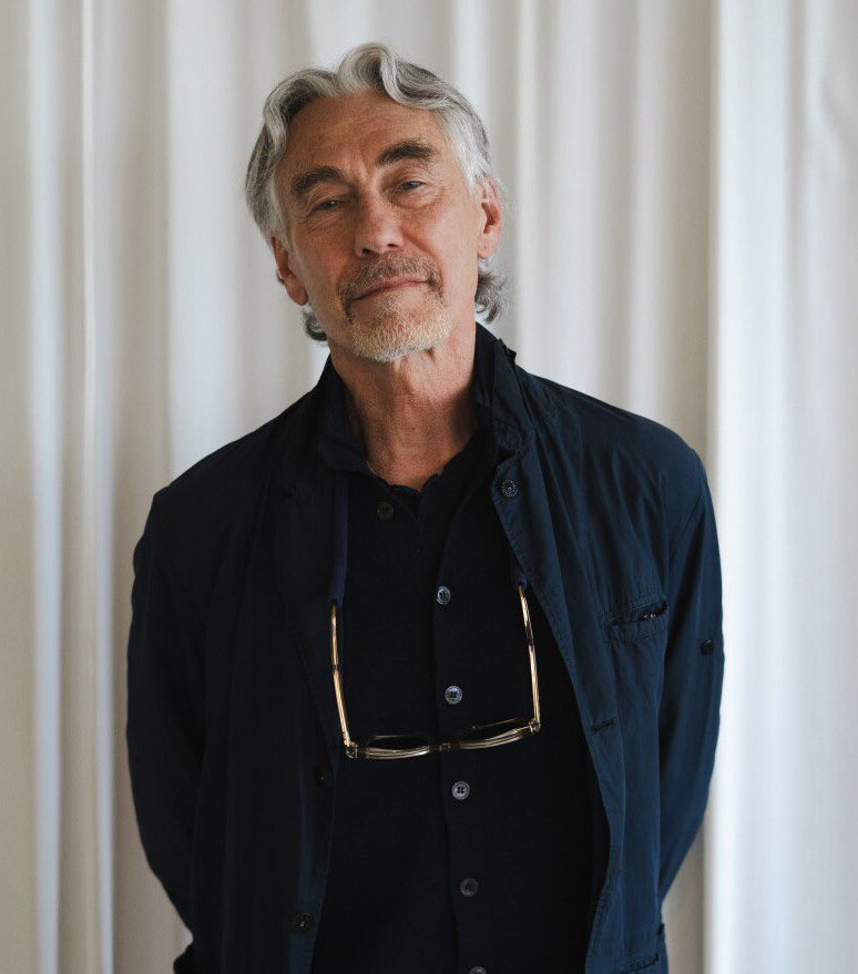 dailypop__'s tweet photo. Le discours de Tony Gilroy, créateur d'‘ANDOR’, aux Peabody Awards :

« Nous avons passé six ans à réfléchir à la prise de contrôle fasciste d’une galaxie lointaine, très lointaine. Six ans à nous demander ce qui arrive à des êtres ordinaires lorsqu’un régime autoritaire, incontrôlé et dément s’installe. Et la série est en quelque sorte le fruit de ce que nous avons appris.

Si vous n’êtes pas prêts à vous battre pour ce que vous aimez, votre famille, votre communauté, votre culture, votre planète, votre vérité, votre liberté… il y aura toujours un salaud prêt à vous l’enlever. Nous avons appris que le courage, le sacrifice et la résistance prennent toutes les formes, et que le courage est contagieux. Il se passe tellement de choses, c’est un flot incessant d’absurdités qu’il est impossible de suivre. Et nous voilà. Il ne se passe pas un seul cycle d’actualité aujourd’hui sans une série d’outrages qui, à une autre époque de l’histoire américaine, auraient été considérés comme des motifs de trahison.

S’il vous plaît n’abandonnez pas. N’éteignez pas les lumières avant que nous puissions mettre fin à ce cauchemar… et FUCK THE EMPIRE ! »