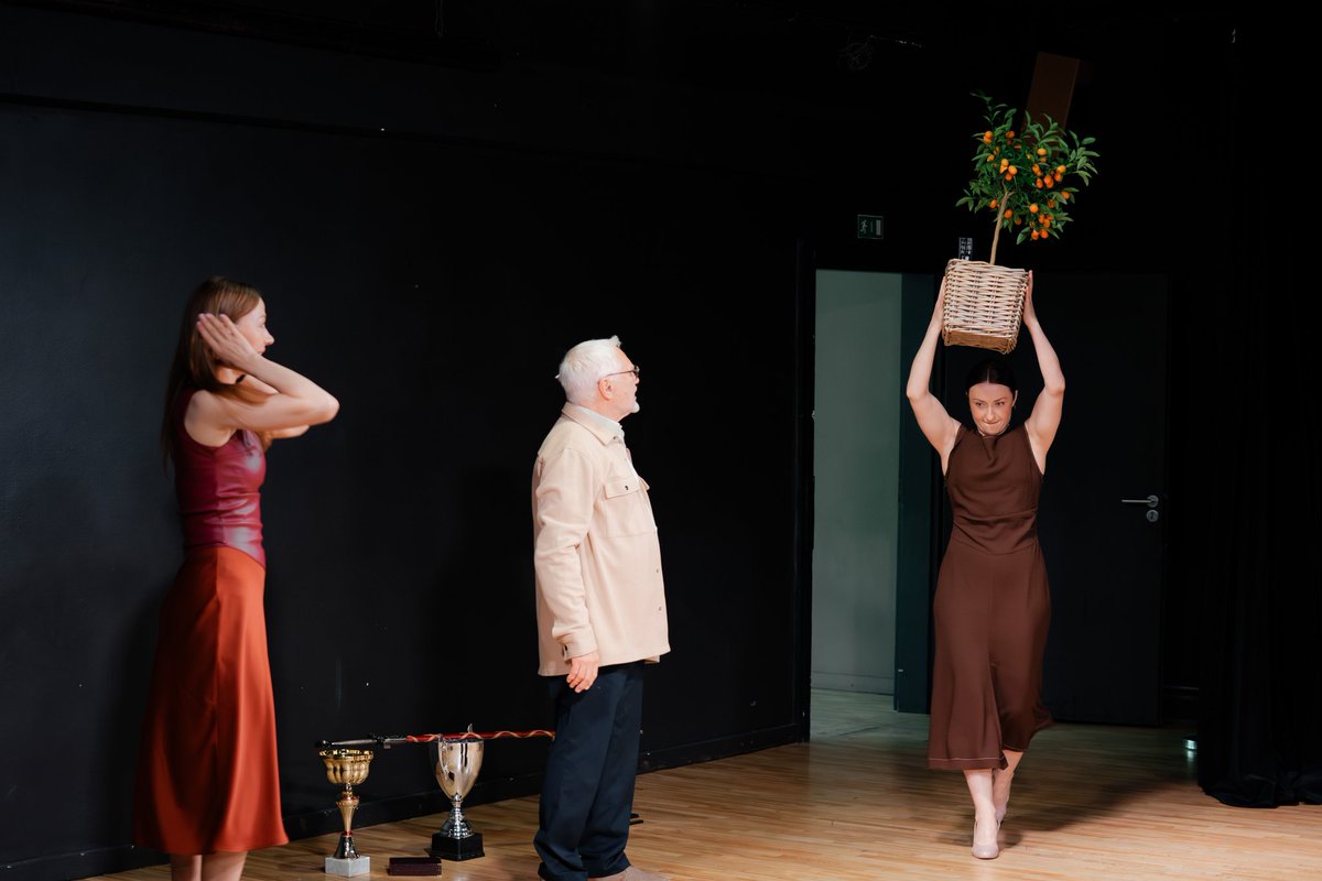 teatris's tweet photo. Īpašs prieks un lepnums sveikt Eduarda Smiļģa balvas laureātu Pēteri Krilovu – godalgotais "Ilgu tramvajs" viņa režijā tapis zem mūsu zaļajiem jumtiem.
Jēkaba Dubura balva aktieru pedagoģijā vienai no mūsu skolotājām – Indrai Rogai.
https://t.co/9TJ9TdtKl9 https://t.co/ax8leRpfNq