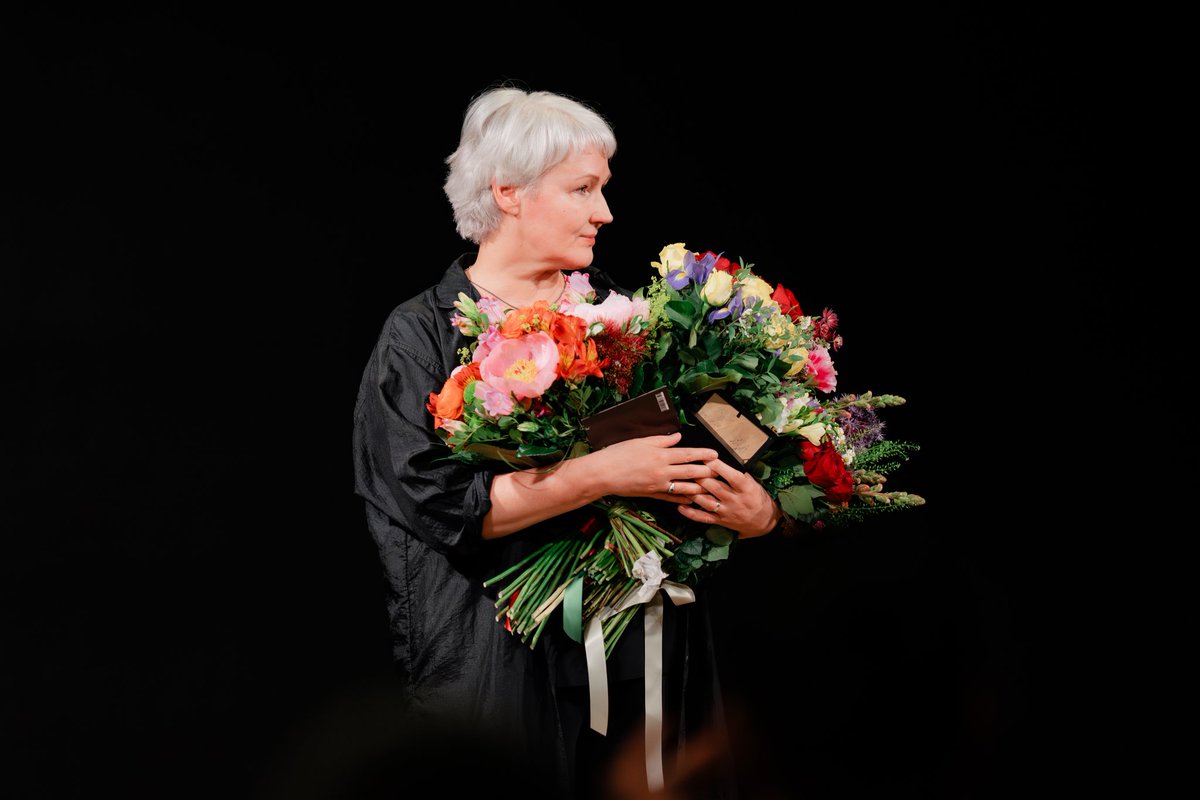 teatris's tweet photo. Īpašs prieks un lepnums sveikt Eduarda Smiļģa balvas laureātu Pēteri Krilovu – godalgotais "Ilgu tramvajs" viņa režijā tapis zem mūsu zaļajiem jumtiem.
Jēkaba Dubura balva aktieru pedagoģijā vienai no mūsu skolotājām – Indrai Rogai.
https://t.co/9TJ9TdtKl9 https://t.co/ax8leRpfNq
