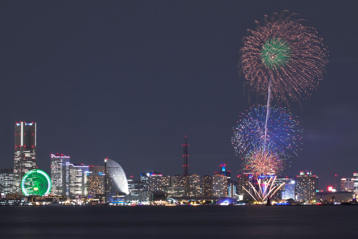 ellery's tweet photo. 横浜開港記念祭の花火。
台風の影響でどうなるかと思いましたが、小雨程度だったので無事に打ち上がりました。
横浜は花火が無くても十分過ぎるほどにきらびやかな夜景を楽しめるので、花火が上手く撮れていなくても（以下略） https://t.co/D5pA2MhWbk