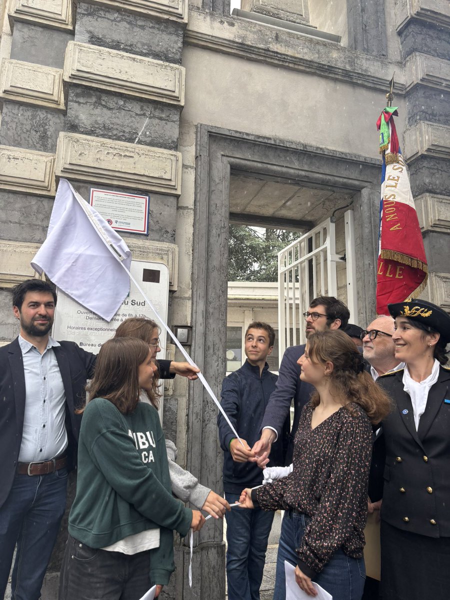 Lille_en_commun's tweet photo. Cérémonie de pose de plaque en hommage aux Justes parmi les Nations au cimetière de #LilleSud, avec les élèves du collège Nina Simone. Un moment de mémoire essentiel pour honorer le courage &amp; la grandeur d’âme de ceux qui ont sauvé des Juifs au péril de leur vie durant la guerre. https://t.co/ctqoVH936B