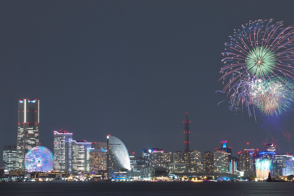 ellery's tweet photo. 横浜開港記念祭の花火。
台風の影響でどうなるかと思いましたが、小雨程度だったので無事に打ち上がりました。
横浜は花火が無くても十分過ぎるほどにきらびやかな夜景を楽しめるので、花火が上手く撮れていなくても（以下略） https://t.co/D5pA2MhWbk