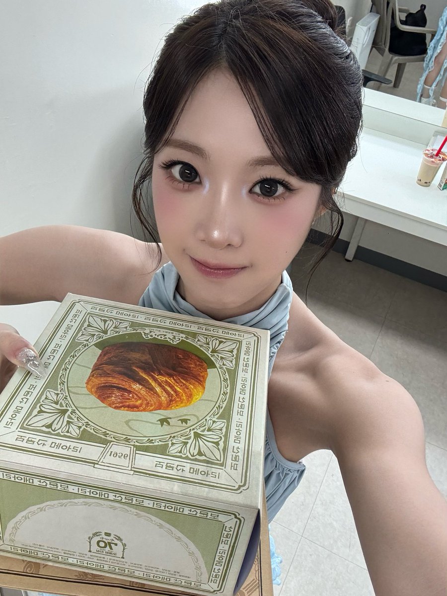 A_honeynien's tweet photo. 260602 Nien Fromm update (2)
서연이 성심당 그거 빵이였어
진짜 맛있어!!!! 
엄처커
이거다!!!
진짜 맛있어!!!
#tripleS #트리플에스 #니엔 #Nien #念 #許念慈 https://t.co/RLr49BYjX1