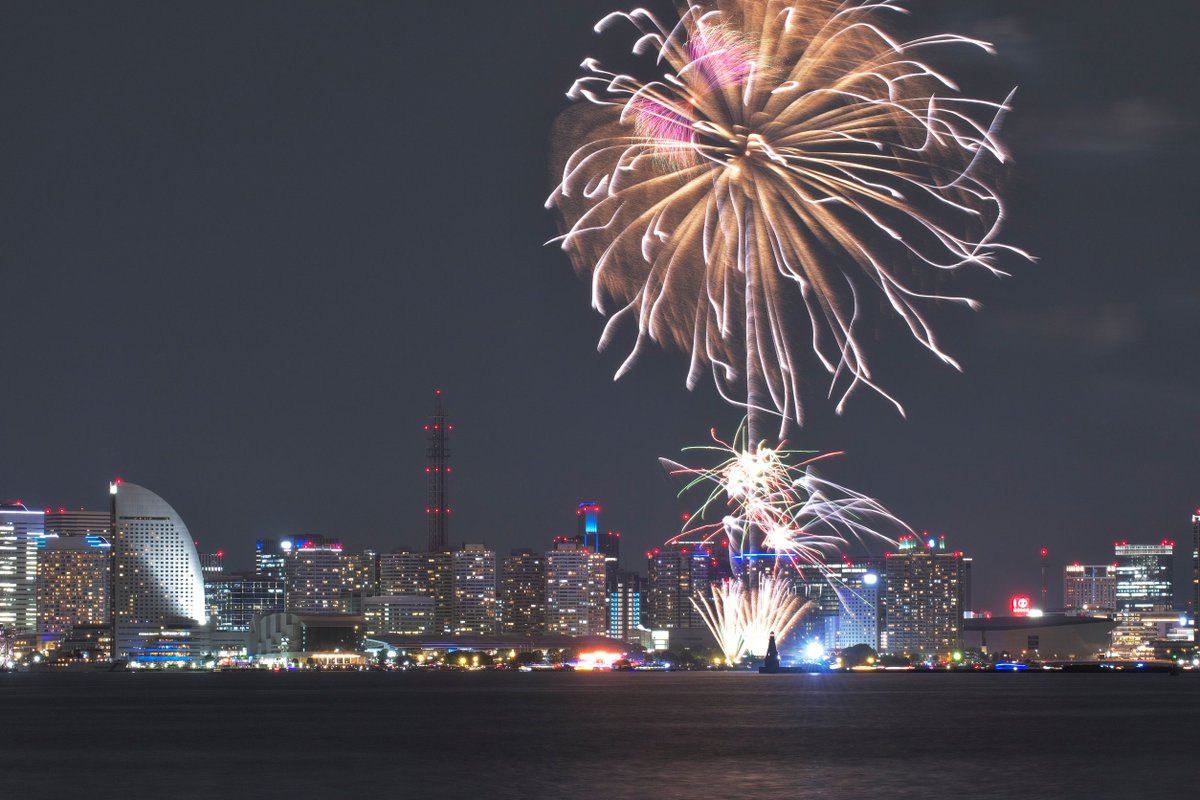 ellery's tweet photo. 横浜開港記念祭の花火。
台風の影響でどうなるかと思いましたが、小雨程度だったので無事に打ち上がりました。
横浜は花火が無くても十分過ぎるほどにきらびやかな夜景を楽しめるので、花火が上手く撮れていなくても（以下略） https://t.co/D5pA2MhWbk