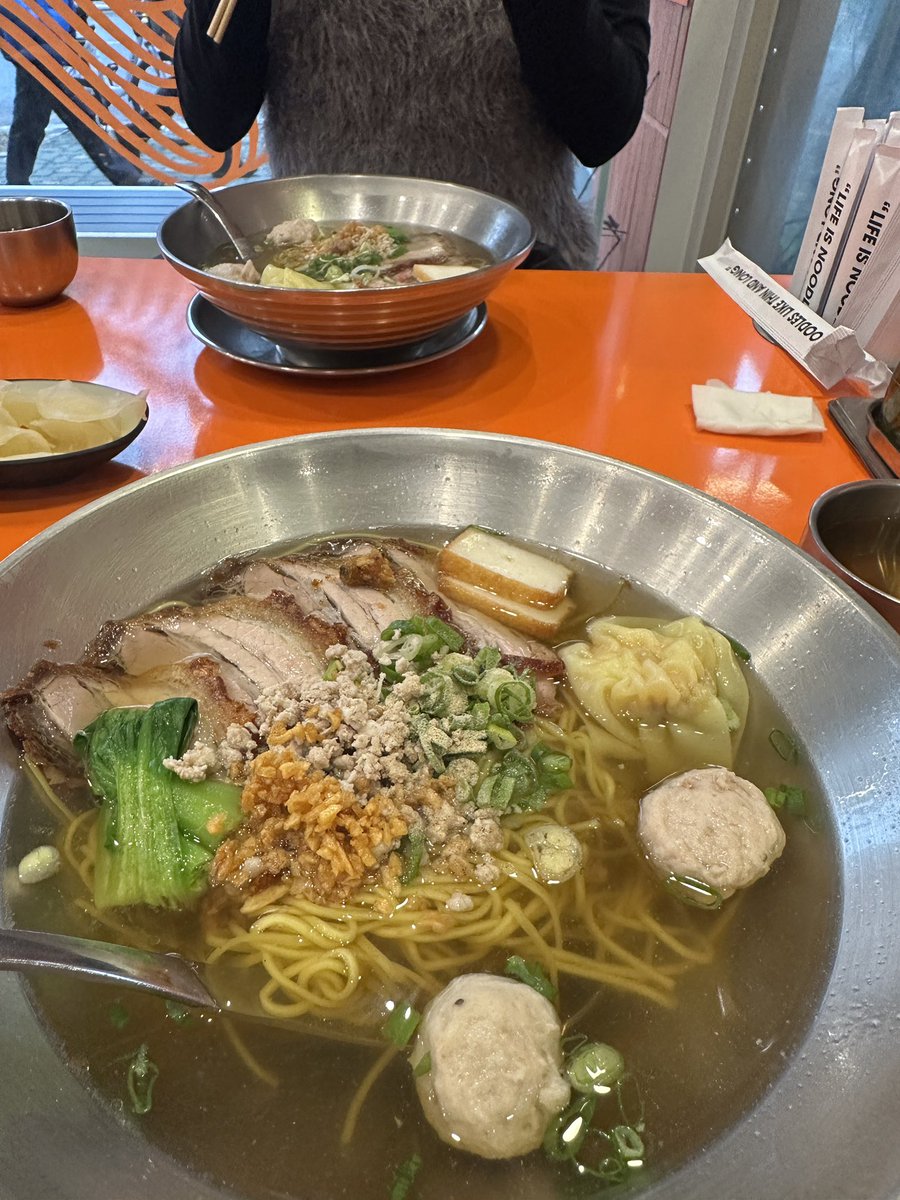 RealBaeksookBoy's tweet photo. 📍태국수 
홍대는 라멘이 아닌 태국수입니다 여러분

홍대가면 맨날가는 제 최애맛집 소개합니다

태국수 10000원 (무료면추가가능)
무삥, 까이양 6000원

태국 현지인분이 만들어주십니다
태국식 쌀국수라 해야하나?
암튼 시원하고 맛있어요 이거 먹으면 한동안 라멘 안먹습니다 제말 믿고 한번가보세요 존맛탱구리