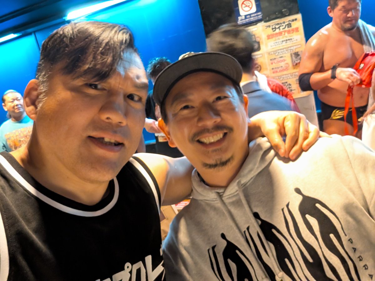 comune1128's tweet photo. 4月の興行で写真集を購入したら、「お、写真も撮りましょうよ」と優しく声を掛けてくれた佐藤選手が大怪我をした。プロレスラーは僕らに全力で夢を見させてくれるが、常に危険と隣り合わせだと言うことを僕は本当には理解していなかったのだと気付いた。いつでも、いつまでも佐藤選手の試合は見れると思っていた。佐藤選手は必ず戻ってくる。そう信じているが、もう、色々なことを後回しにするのは止めよう。会いたい選手、見たい興行は無理してでも見に行こう。そして、佐藤選手の復帰試合も必ず見に行く。そして、売店でまた写真を撮ってもらうんだ。