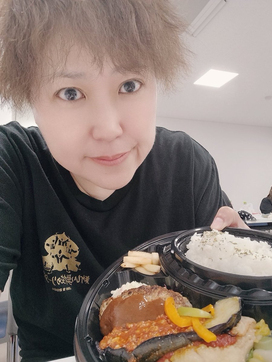 83sawaki's tweet photo. 今日の稽古、差し入れいただいたお弁当を食べて頑張れました‼️ありがとうございます！

残すところ稽古は1日。
大切に大切にやらねばならぬ。

それぞれみんなの役がそれぞれに素敵すぎてます。12人で紡ぐ #ヤバ管界隈 ワールド。ぜひぜひ観に来てください！
https://t.co/8eFlwkrkzG https://t.co/y28hA6ahIs