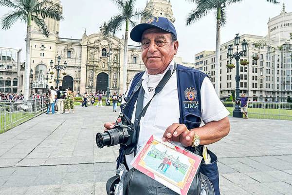 DiarioElPeruano's tweet photo. ¿Cuándo fue la última vez que imprimiste una foto? 🏛️📸 Desde hace 47 años, el fotógrafo Alejandro Ortiz desafía la era digital en la Plaza de Armas de Lima. 

📽️ Pasando del revelado analógico en blanco y negro a las cámaras modernas, Ortiz congela las sonrisas de turistas y escolares, entregando recuerdos en papel que escapan al ruido de las redes. 💭El texto narrativo fue elaborado por la estudiante Johana Romaña de la UCV en esta temporada. https://t.co/I1aO234cMh