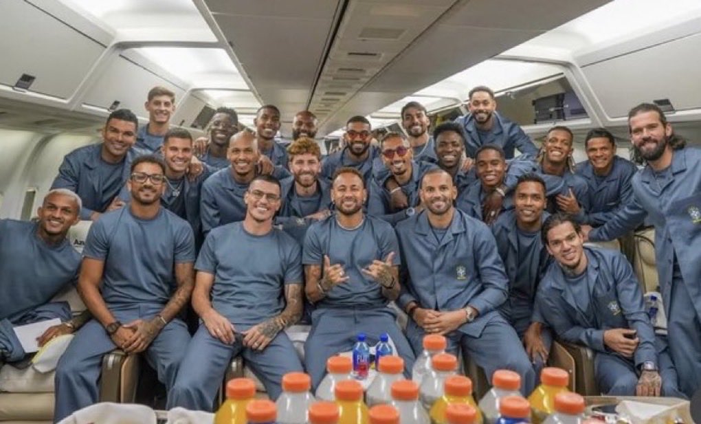 joaotherocha's tweet photo. muito bacana por parte da CBF vestir os jogadores de pacientes de pré operatório para acolher o neymar👏🏻👏🏻👏🏻 https://t.co/u1G5B1QoDJ