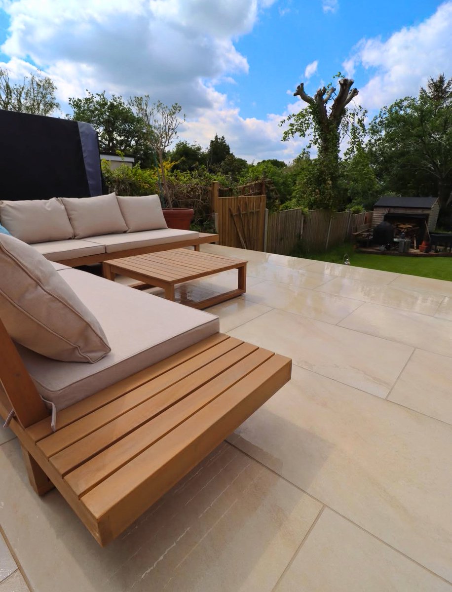 Ultrascape_UK's tweet photo. T.P. Sherwood &amp; Sons Ltd have created a beautiful elevated outdoor space here, with light porcelain paving, detailed bullnose edging and UltraScape flowpoint bringing the joints together with a clean, timeless finish.

#flowpoint #porcelainpaving #patiodesign #landscapinguk https://t.co/zbo2cz7XbZ