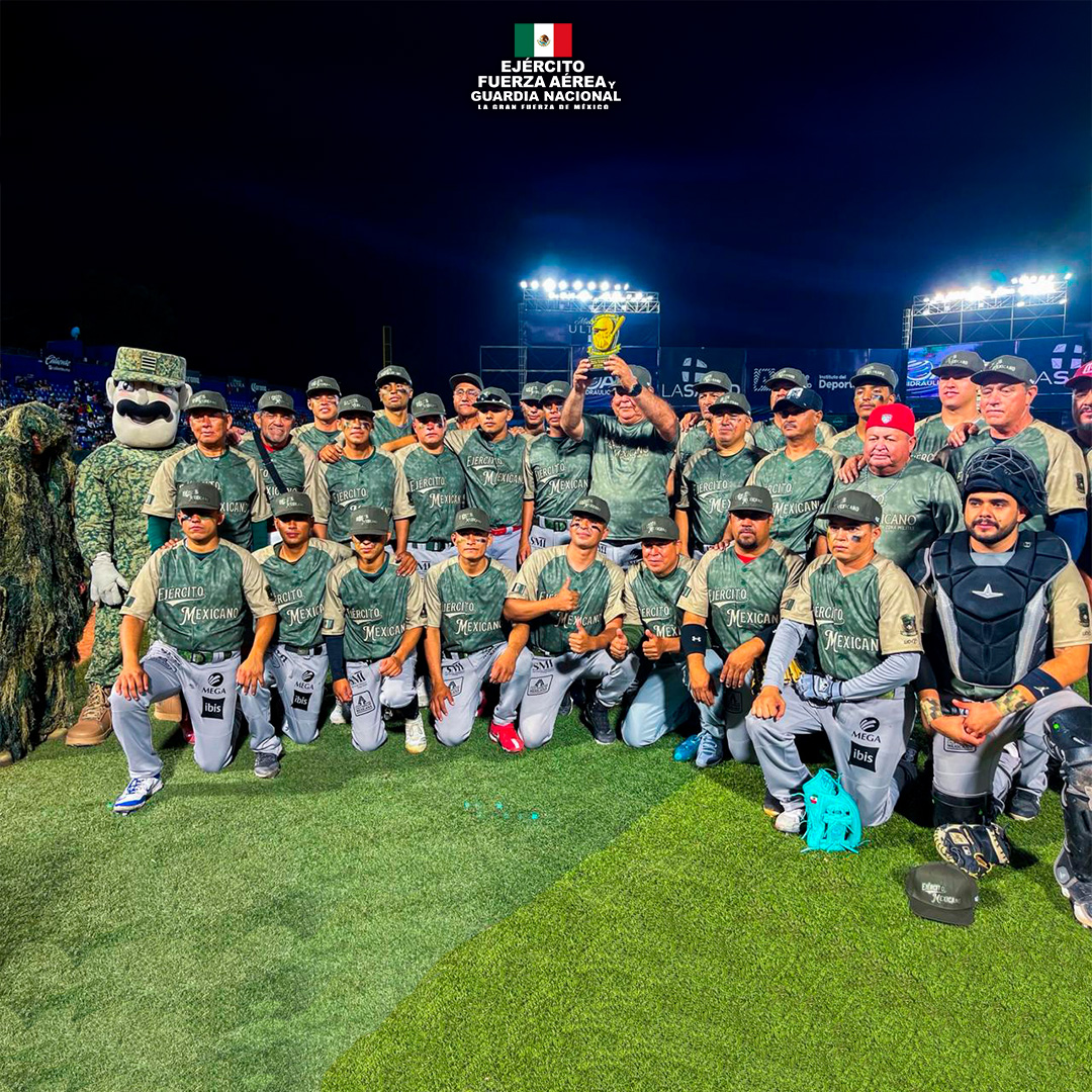 Defensamx1's tweet photo. “Encuentro de béisbol entre las Leyendas Rieleros de Aguascalientes y el equipo representativo de la Secretaría de la Defensa Nacional”.

El 30 de mayo de 2026, en el Parque de Béisbol “Alberto Romo Chávez”, ubicado en la ciudad de Aguascalientes, Ags., fue escenario de un encuentro deportivo entre las Leyendas Rieleros de Aguascalientes y el equipo de béisbol representativo de la Secretaría de la Defensa Nacional; previo al inicio del juego, personal del Ejército Mexicano participó en el acto protocolario con el despliegue de una Bandera monumental y los asistentes entonaron el Himno Nacional Mexicano.