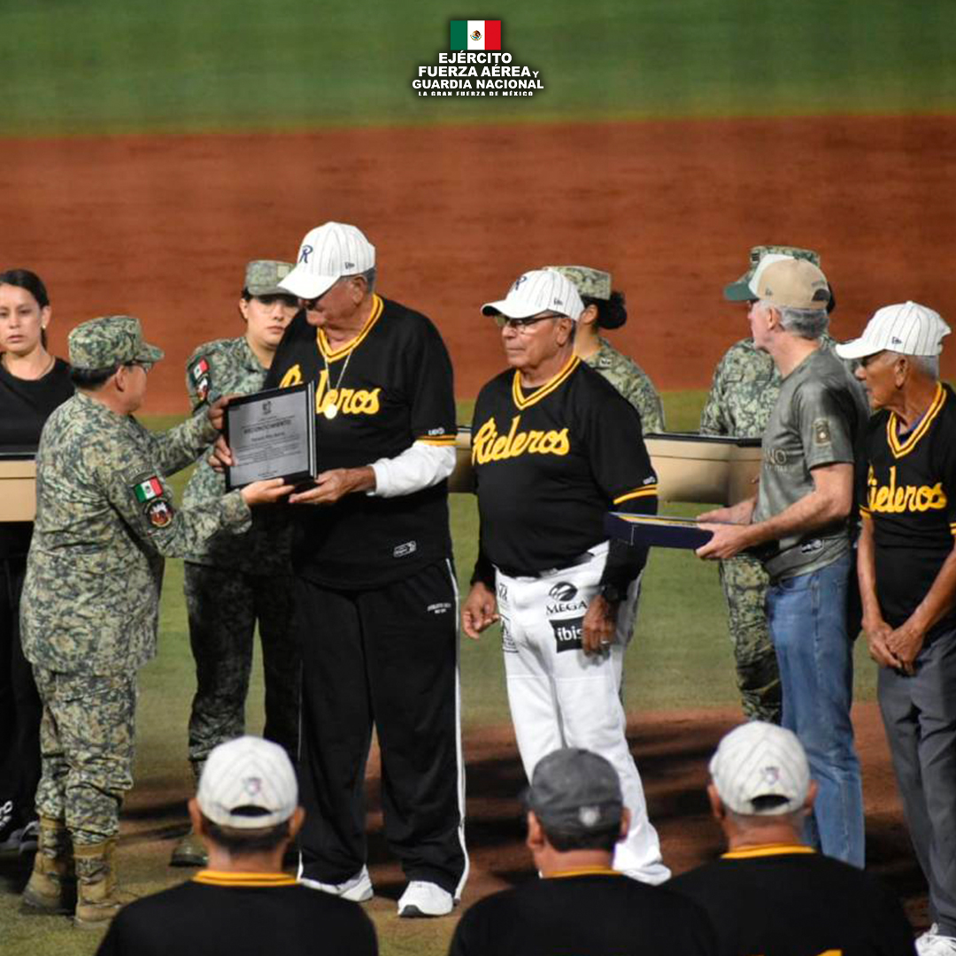 Defensamx1's tweet photo. “Encuentro de béisbol entre las Leyendas Rieleros de Aguascalientes y el equipo representativo de la Secretaría de la Defensa Nacional”.

El 30 de mayo de 2026, en el Parque de Béisbol “Alberto Romo Chávez”, ubicado en la ciudad de Aguascalientes, Ags., fue escenario de un encuentro deportivo entre las Leyendas Rieleros de Aguascalientes y el equipo de béisbol representativo de la Secretaría de la Defensa Nacional; previo al inicio del juego, personal del Ejército Mexicano participó en el acto protocolario con el despliegue de una Bandera monumental y los asistentes entonaron el Himno Nacional Mexicano.
