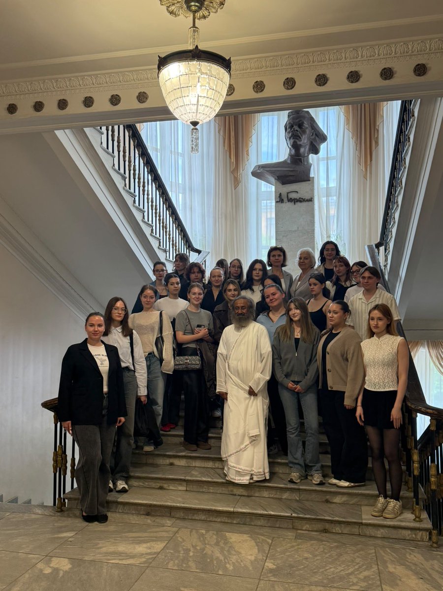 Gurudev's tweet photo. Addressed students and faculty at Ural Federal University. Discussed educational and student exchange initiatives with the President and Vice Rector. 

@SriSriU and @Ural_Federal will partner on academic programs across humanities, medicine, and other disciplines. https://t.co/flo6WO79k9