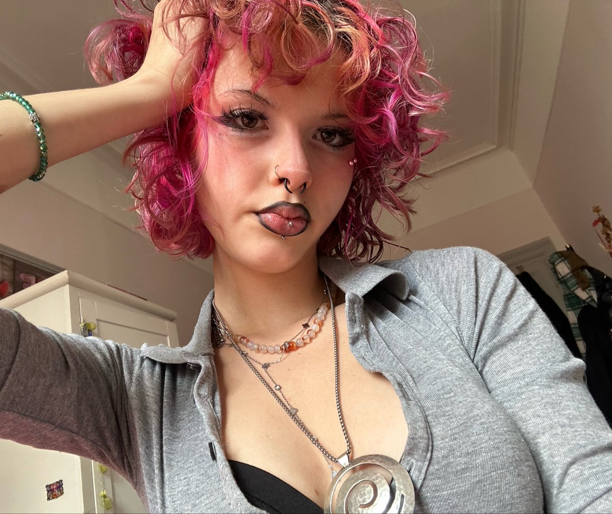 userlovesbroma's tweet photo. petit makeup :p // makeup time 💗 #pinkhair #alt #soumis #moneyslaves #horny https://t.co/P5VcTJZsyR