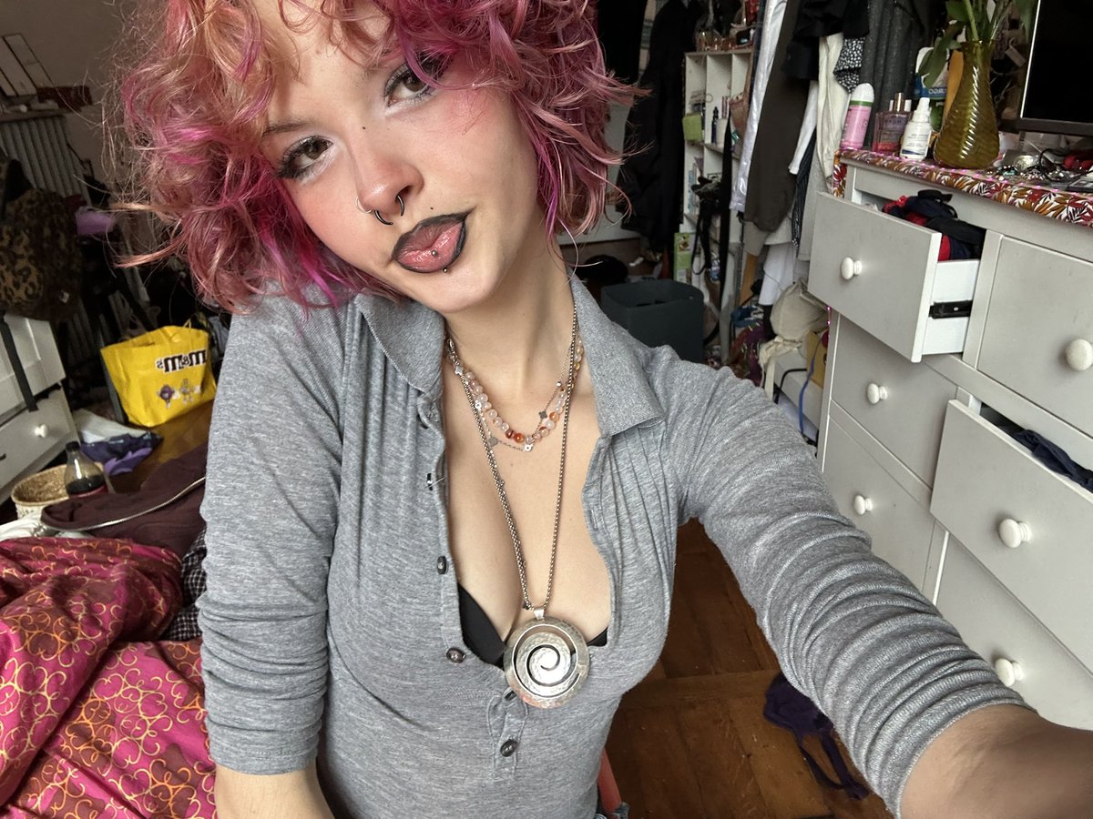 userlovesbroma's tweet photo. petit makeup :p // makeup time 💗 #pinkhair #alt #soumis #moneyslaves #horny https://t.co/P5VcTJZsyR