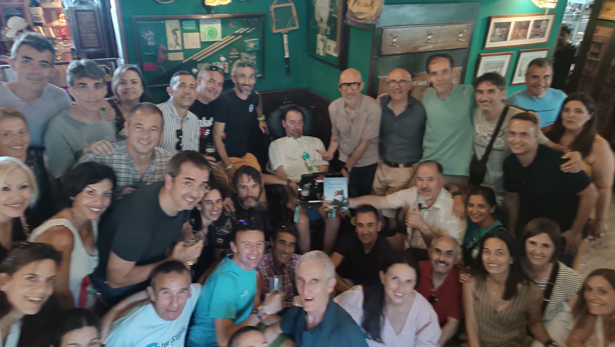 VicenCapi's tweet photo. Lo vivido en la presentación del libro de @jlcapitan #EnamoradodELAvida en Madrid, cerca de su casa, en Canillejas-San Blas, ha sido magnífico. Emoción, saber estar, positivismo, esfuerzo, ganas de vivir. Gracias a todos los que pasasteis por allí en una jornada inolvidable. https://t.co/8nAd6ZE1fZ