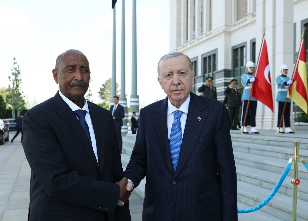 Akparti's tweet photo. Cumhurbaşkanımız Sayın Recep Tayyip Erdoğan, Sudan Egemenlik Konseyi Başkanı Abdulfettah el-Burhan'ı resmi törenle karşıladıktan sonra ikili görüşme gerçekleştrirdi. https://t.co/7ewt1vXZmP