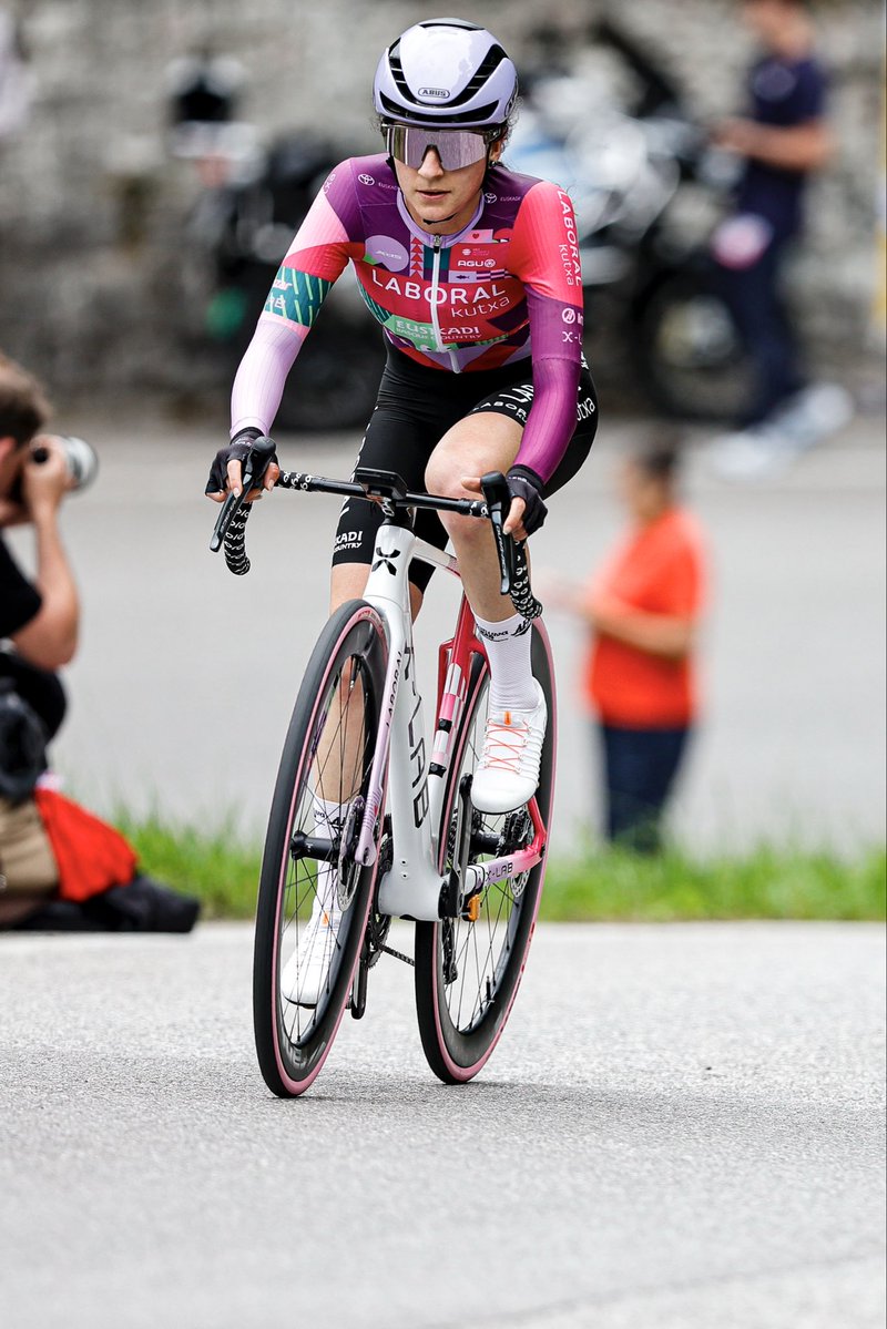 LABORALkTeam's tweet photo. #LaboralKutxaEuskadi 💜 #GiroWomen

Mendietara gerturatzen hasi gara gaur 🏔️

Oso erlojupeko menditsua bizi dugu gaur. Hasieratik bukaerara taldeko txirrindulariek ahal izan duten dena eman dute lasterketan haien aukerak mantentzen jarraitu ahal izateko. Tiril Jørgensen eta Yuliia Biriukova izan dira taldeko onenak Nevegaleko helmugan. 

Hemos vivido cronoescalada muy exigente hoy. Desde el inicio hasta el final, las ciclistas del equipo han dado todo lo que tenían en carrera para seguir manteniendo vivas sus opciones. Tiril Jørgensen y Yuliia Biriukova han sido las mejores del equipo en la meta de Nevegal.

📸 Sprint Cycling