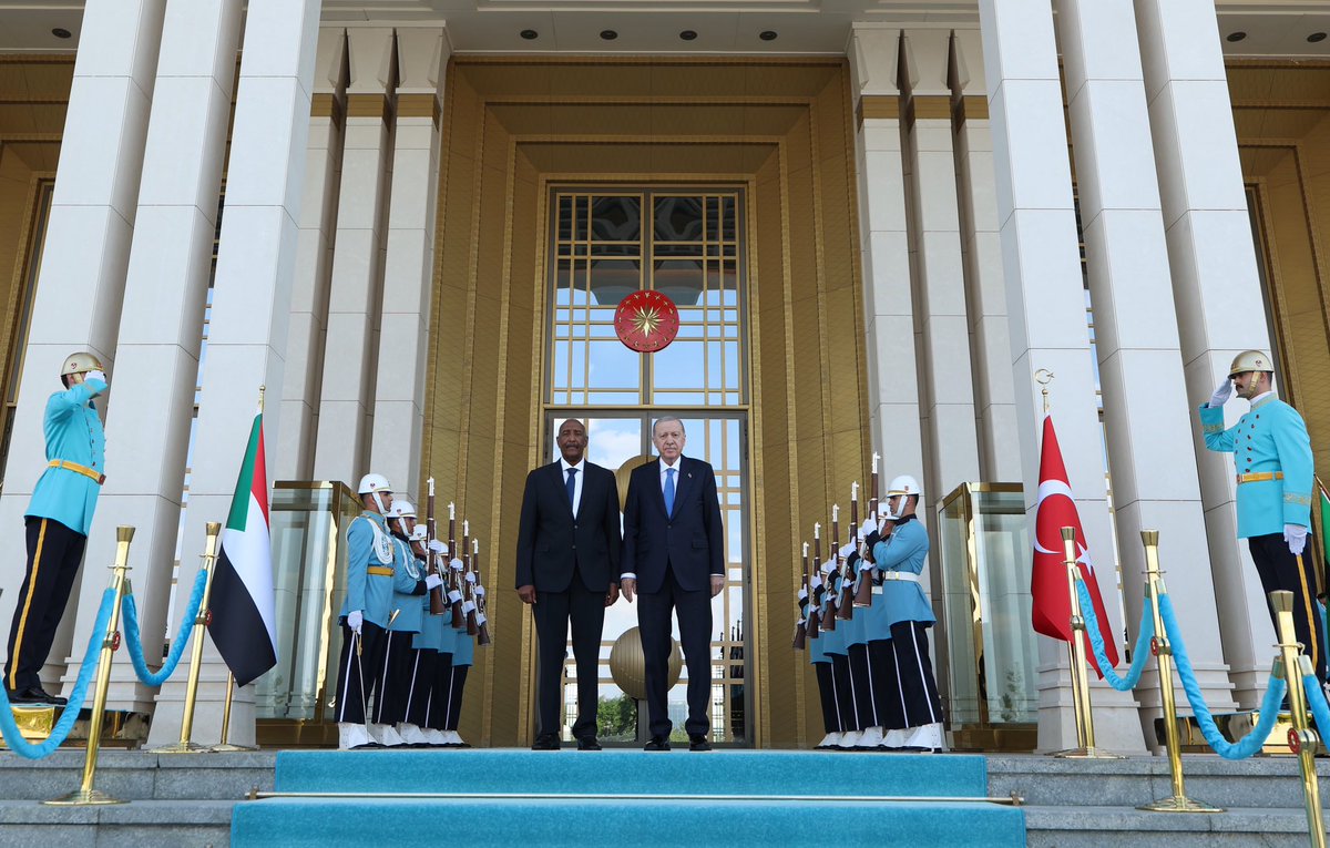 tcbestepe's tweet photo. Cumhurbaşkanımız Sayın @RTErdogan, Sudan Egemenlik Konseyi Başkanı Abdulfettah el Burhan ile Cumhurbaşkanlığı Külliyesinde bir araya geldi. https://t.co/XftNcBhnHi