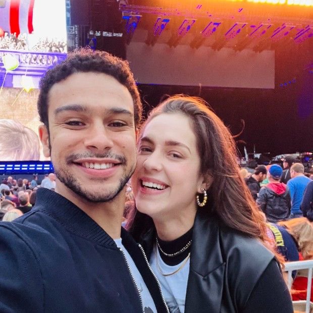 Babalizand0_'s tweet photo. 🚨Após 11 anos juntos, Sérgio Malheiros explica por que ainda não se casou com Sophia Abrahão: "Queríamos até, mas fomos 'empurrando com a barriga'. O tempo passou, a gente esqueceu e foi deixando para depois. Em algum momento, até pensamos em uma data redonda, mas a verdade é que não achamos isso tão vital para a nossa felicidade" , revelou o ator