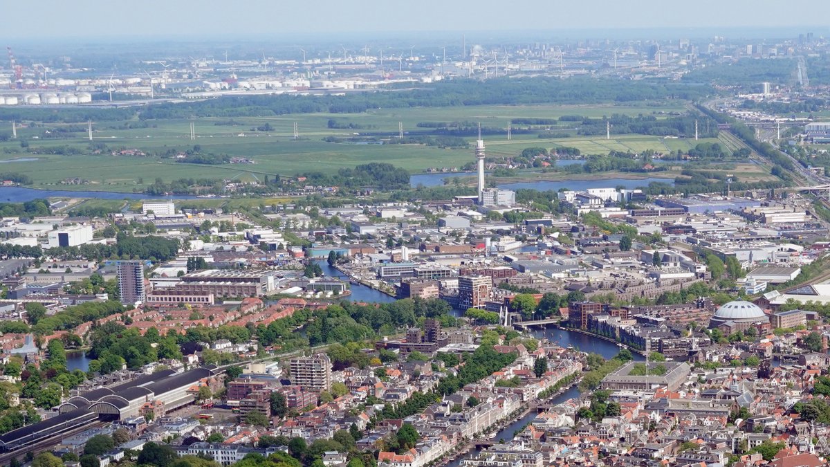 haarlem's tweet photo. Burgemeester sluit pand vanwege illegaal gokken: Burgemeester Jos Wienen heeft op 2 juni 2026 een bedrijfspand aan de Hendrik Figeeweg gesloten voor 6 maanden. https://t.co/lSQgHdmGXP https://t.co/vQIlLhhNO8