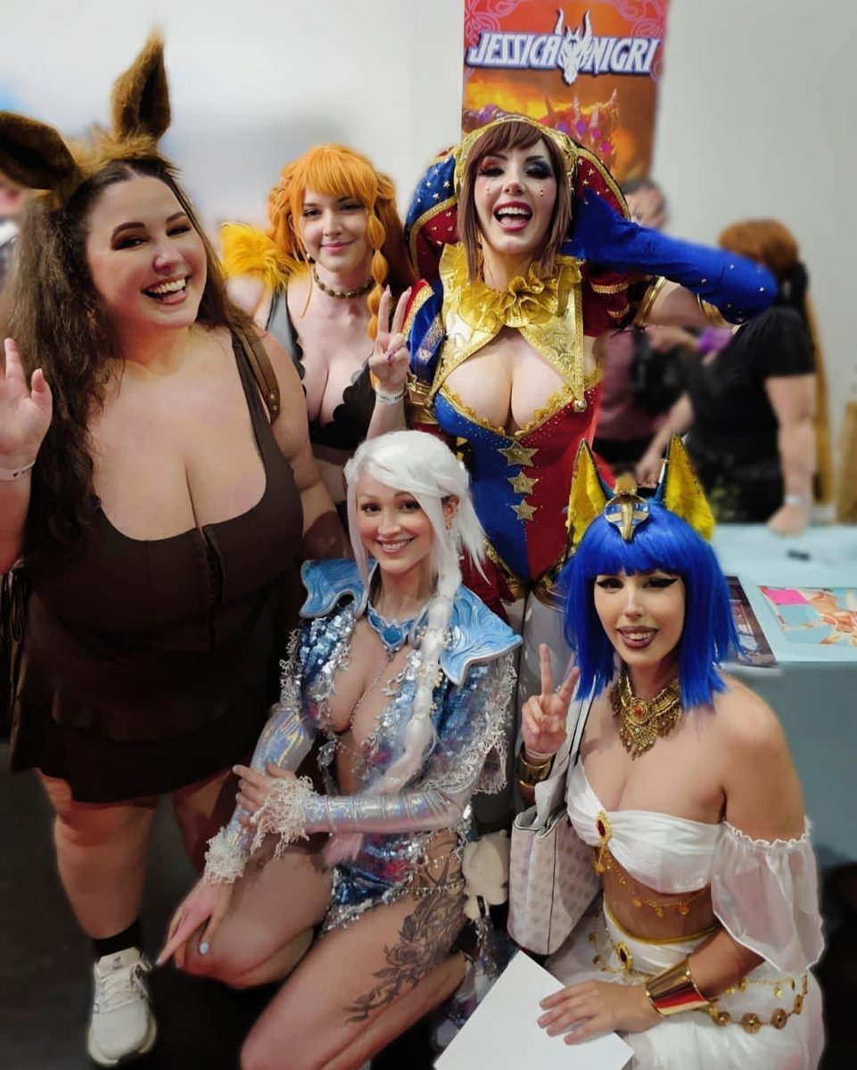 JessicaNigri's tweet photo. i'm literally so lucky the prettiest most talented ladies came to see meeeeee https://t.co/hUvDBFx8fZ
