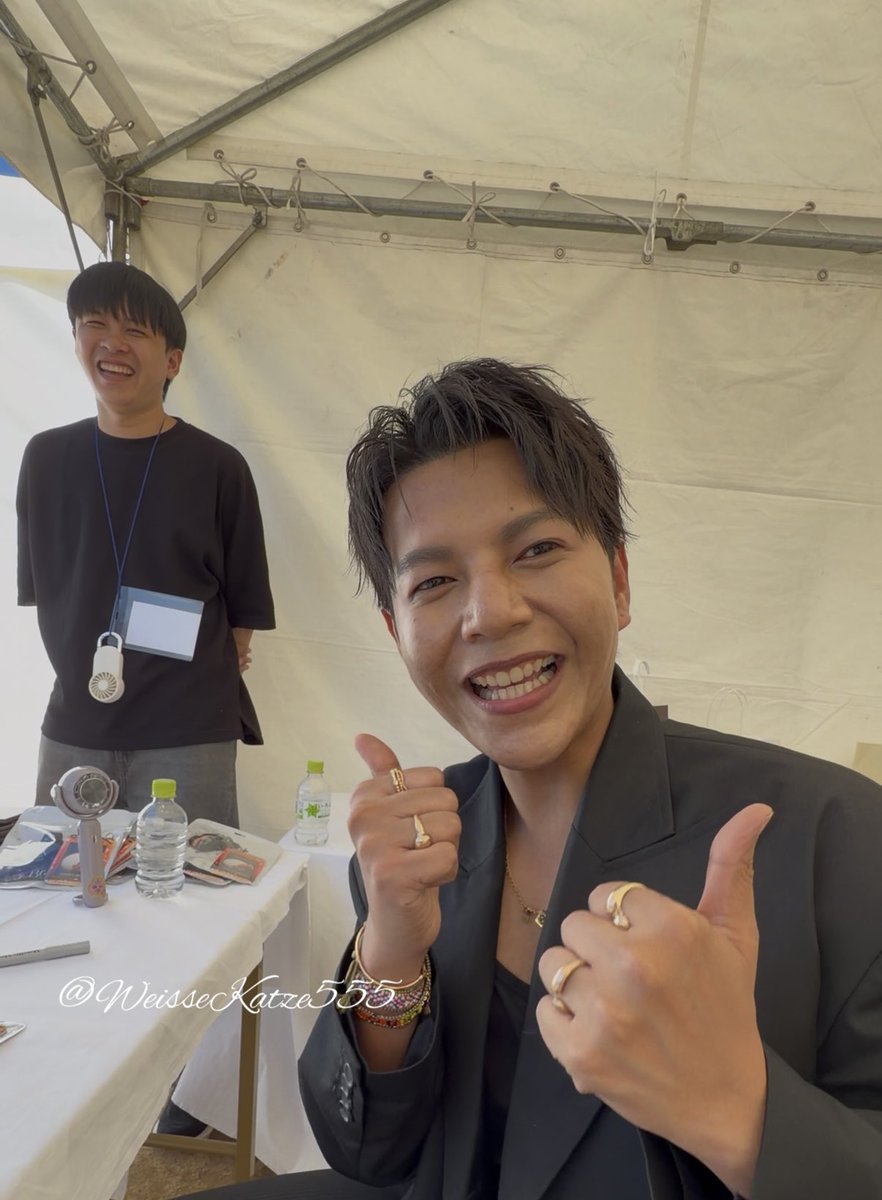 WeisseKatze555's tweet photo. @BoySompob 1minトーク&サイン会&ハイタッチ
隣に座らせていただくという距離の近さにド緊張…考えてた言葉が全部飛ぶ…😅
Boyさんの笑顔優しかった
大好きな
#AbsoluteZeroSeries
のOst
♫กลับไปไม่รู้จักกัน
を一緒に歌っていただきました
最高のイベントでした
#thaifesosaka2026
#boysompob https://t.co/a7G3SSRutk