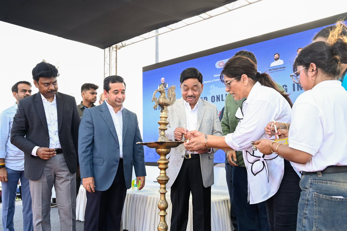 NiteshNRane's tweet photo. महाराष्ट्र सागरी मंडळाच्या वतीने वर्सोवा प्रवासी टर्मिनल, मांडवी गल्ली, विसावे गाव, वर्सोवा येथे करण्यात आलेल्या सुशोभीकरण व आधुनिकीकरण कामांचे उद्घाटन महाराष्ट्राचे माजी मुख्यमंत्री तथा विद्यमान खासदार मा. श्री. ��ारायणराव राणे साहेब यांच्या हस्ते संपन्न झाले.

वर्सोवा प्रवासी टर्मिनल आणि जेट्टी परिसरातील अस्वच्छता व गैरसोयींमुळे प्रवासी, पर्यटक, मच्छीमार बांधव आणि स्थानिक नागरिकांना विविध अडचणींना सामोरे जावे लागत होते. ही बाब निदर्शनास आल्यानंतर परिसराची प्रत्यक्ष पाहणी करून संबंधित अधिकाऱ्यांना तातडीने सुशोभीकरण व आधुनिकीकरणाची कामे ��ाती घेण्याच्या सूचना देण्यात आल्या होत्या. त्यानुसार अवघ्या ४५ दिवसांत कामे पूर्ण करून आज या नव्याने विकसित करण्यात आलेल्या टर्मिनलचे लोकार्पण करण्यात आले.

महायुती सरकार राज्यातील जलवाहतूक क्षेत्राच्या सर्वांगीण विकासासाठी कटिबद्ध आहे. आदरणीय मुख्यमंत्री श्री. देवेंद्रजी फडणवीस यांच्या दूरदृष्टीपूर्ण नेतृत्वाखाली महाराष्ट्र सागरी मंडळामार्फत आधुनिक प्रवासी टर्मिनल्स, सुरक्षित व सुसज्ज जेट्ट्या, डिजिटल सुविधा, मुंबई वॉटर मेट्रो तसेच हरित तंत्रज्ञानावर आधारित जलवाहतूक सेवांचा विस्तार करण्यासाठी विविध उपक्रम राबविण्यात येत आहेत. या माध्यमातून प्रवाशांना अधिक सुरक्षित, सुलभ आणि आधुनिक सेवा उपलब्ध करून देण्याचा शासनाचा प्रयत्न आहे.

कार्यक्रमास अभिनेत्री अर्चना पूरणसिंग, महाराष्ट्र सागरी मंडळाचे मुख्य कार्यकारी अधिकारी श्री. पी. प्रदीप, अशासकीय सदस्य श्री. बाळासाहेब देसाई तसेच इतर मान्यवर आ��ि स्थानिक नागरिक मोठ्या संख्येने उपस्थित होते.

@CMOMaharashtra @Dev_Fadnavis @MeNarayanRane @mahamaritime1