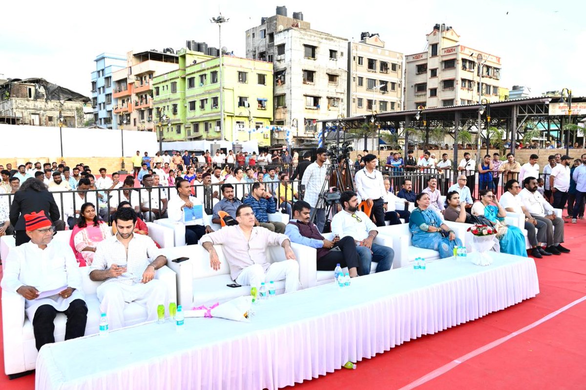 NiteshNRane's tweet photo. महाराष्ट्र सागरी मंडळाच्या वतीने वर्सोवा प्रवासी टर्मिनल, मांडवी गल्ली, विसावे गाव, वर्सोवा येथे करण्यात आलेल्या सुशोभीकरण व आधुनिकीकरण कामांचे उद्घाटन महाराष्ट्राचे माजी मुख्यमंत्री तथा विद्यमान खासदार मा. श्री. ��ारायणराव राणे साहेब यांच्या हस्ते संपन्न झाले.

वर्सोवा प्रवासी टर्मिनल आणि जेट्टी परिसरातील अस्वच्छता व गैरसोयींमुळे प्रवासी, पर्यटक, मच्छीमार बांधव आणि स्थानिक नागरिकांना विविध अडचणींना सामोरे जावे लागत होते. ही बाब निदर्शनास आल्यानंतर परिसराची प्रत्यक्ष पाहणी करून संबंधित अधिकाऱ्यांना तातडीने सुशोभीकरण व आधुनिकीकरणाची कामे ��ाती घेण्याच्या सूचना देण्यात आल्या होत्या. त्यानुसार अवघ्या ४५ दिवसांत कामे पूर्ण करून आज या नव्याने विकसित करण्यात आलेल्या टर्मिनलचे लोकार्पण करण्यात आले.

महायुती सरकार राज्यातील जलवाहतूक क्षेत्राच्या सर्वांगीण विकासासाठी कटिबद्ध आहे. आदरणीय मुख्यमंत्री श्री. देवेंद्रजी फडणवीस यांच्या दूरदृष्टीपूर्ण नेतृत्वाखाली महाराष्ट्र सागरी मंडळामार्फत आधुनिक प्रवासी टर्मिनल्स, सुरक्षित व सुसज्ज जेट्ट्या, डिजिटल सुविधा, मुंबई वॉटर मेट्रो तसेच हरित तंत्रज्ञानावर आधारित जलवाहतूक सेवांचा विस्तार करण्यासाठी विविध उपक्रम राबविण्यात येत आहेत. या माध्यमातून प्रवाशांना अधिक सुरक्षित, सुलभ आणि आधुनिक सेवा उपलब्ध करून देण्याचा शासनाचा प्रयत्न आहे.

कार्यक्रमास अभिनेत्री अर्चना पूरणसिंग, महाराष्ट्र सागरी मंडळाचे मुख्य कार्यकारी अधिकारी श्री. पी. प्रदीप, अशासकीय सदस्य श्री. बाळासाहेब देसाई तसेच इतर मान्यवर आ��ि स्थानिक नागरिक मोठ्या संख्येने उपस्थित होते.

@CMOMaharashtra @Dev_Fadnavis @MeNarayanRane @mahamaritime1