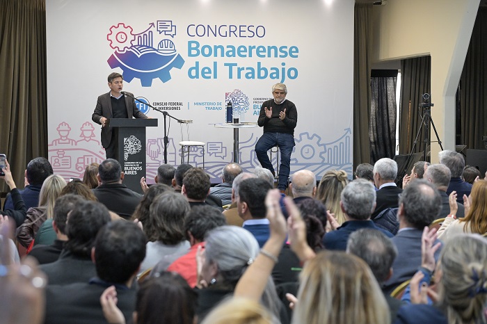 APDFApuertosOK's tweet photo. APDFA participó del Primer Congreso Bonaerense de Trabajo, realizado en la ciudad de Mar del Plata y encabezado por el gobernador Axel Kicillof junto al ministro de Trabajo de la Provincia de Buenos Aires, Walter Correa.

Durante dos jornadas, representantes sindicales, empresariales, académicos y del sector público debatieron sobre el presente y el futuro del empleo, la promoción del trabajo formal y la inclusión laboral, en un ámbito de diálogo federal que reunió a miles de trabajadores y trabajadoras de todo el país.

En representación de APDFA participaron el Secretario General Adjunto Ferroportuario, Artemio Ariel Matías Zufriategui, y el Prosecretario de Relaciones Institucionales, Política Ferroviaria y Ferroportuaria, Ricardo Oscar Alonso, junto a compañeras y compañeros de la Seccional Buenos Aires Sur.

Desde APDFA reafirmamos nuestro compromiso con la defensa del trabajo digno, la participación del movimiento obrero organizado y la construcción de políticas que impulsen el desarrollo productivo, la industria nacional y la generación de empleo de calidad.