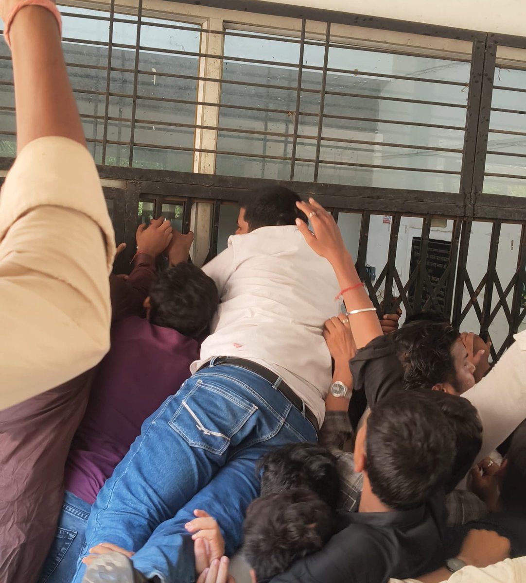 abvpcg's tweet photo. ABVP रायपुर महानगर द्वारा बर्खास्त एसोसिएट प्राध्यापक की "बैक डोर एंट्री" समेत 15 सूत्रीय मांगों को लेकर कुशाभाऊ ठाकरे पत्रकारिता एवं जनसंचार विश्वविद्यालय में प्रदर्शन कर ज्ञापन सौंपा गया। इस दौरान प्रदेश मंत्री @cganantsoni उपस्थित रहें। https://t.co/dArEXmHaq2