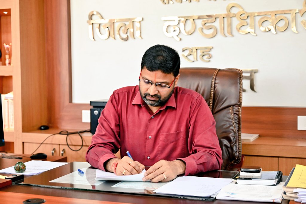 dcgodda's tweet photo. आज समाहरणालय परिसर स्थित कार्यालय कक्ष में आयोजित जनता दरबार में जिले के विभिन्न प्रखंडों एवं पंचायतों से आए नागरिकों की समस्याओं की सुनवाई की गई। https://t.co/aBzzqM0Bs6