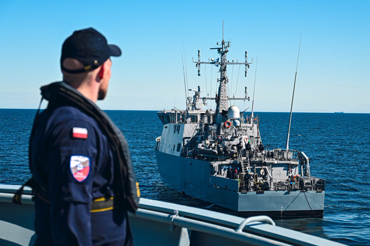 NATO_MARCOM's tweet photo. Readiness at sea starts with training🌊⚓
Following their departure from 🇫🇮Hanko, #SNMCMG1 conducted a towing exercise with FNS Vahterpää, strengthening seamanship skills and ties with our Finnish Allies ahead of #BALTOPS26 #WeAreNATO https://t.co/dPuwByW41H