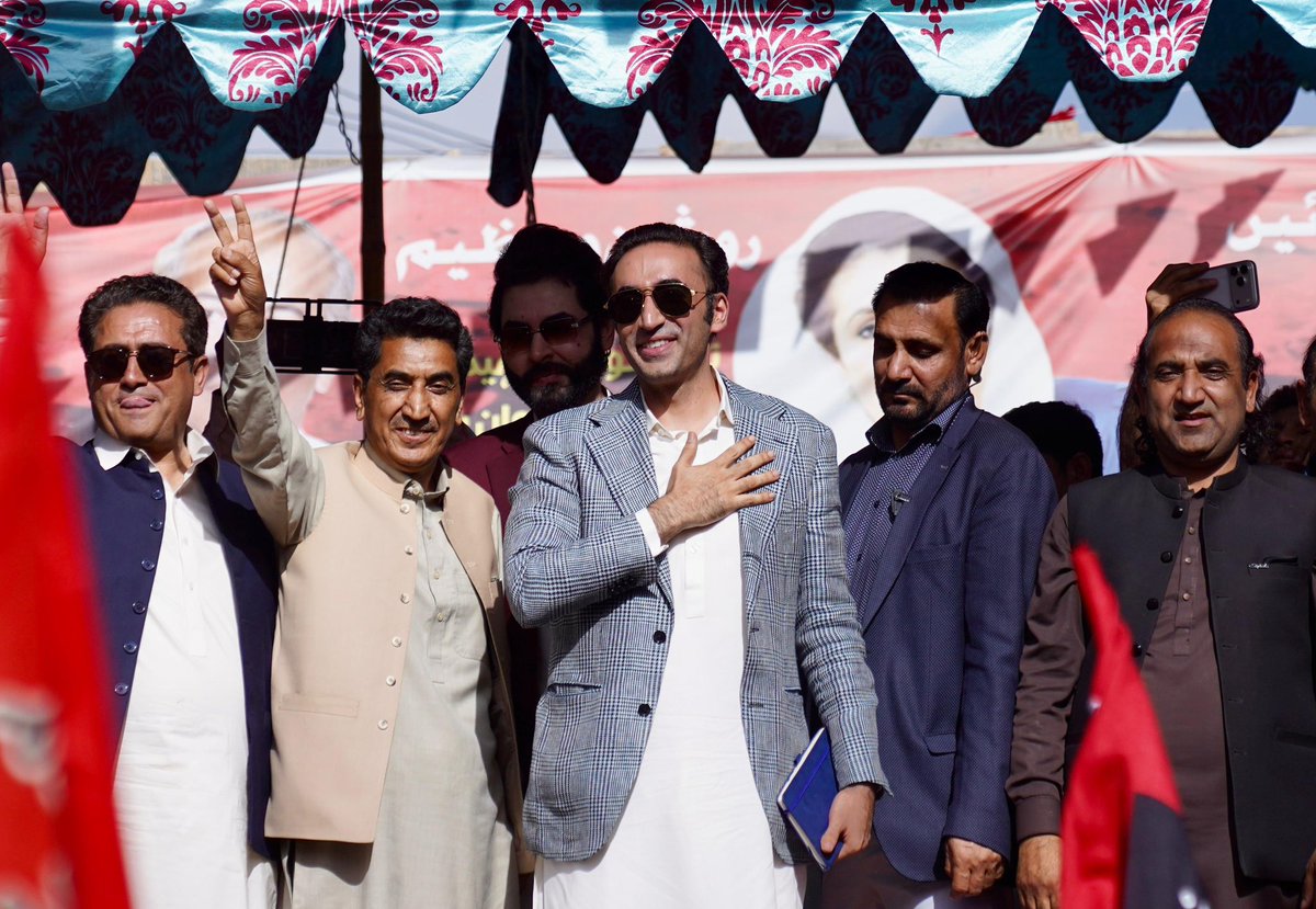 MediaCellPPP's tweet photo. گلگت بلتستان کے ضلع اسکردو کے انتخابی جلسہ عام میں چیئرمین پاکستان پیپلز پارٹی بلاول بھٹو زرداری شرکاء کے نعروں کا خیرمق��م کرر ہے ہیں۔
@BBhuttoZardari 
 #SkarduMainTeerChaleyGa https://t.co/UeEQuvBCH0