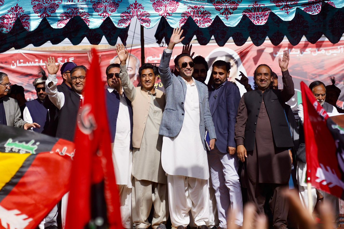 MediaCellPPP's tweet photo. گلگت بلتستان کے ضلع اسکردو کے انتخابی جلسہ عام میں چیئرمین پاکستان پیپلز پارٹی بلاول بھٹو زرداری شرکاء کے نعروں کا خیرمق��م کرر ہے ہیں۔
@BBhuttoZardari 
 #SkarduMainTeerChaleyGa https://t.co/UeEQuvBCH0