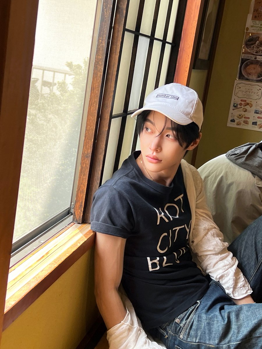 beenforseok's tweet photo. วอนบินเป็นคนที่ sex appeal สูงมาก ขนาดใส่เสื้อแขนสั้นที่พับแขนยังดูดิบอะ ลองทักมาหน่อยอยากรู้ว่าตัวเองยังเป็นชอบผู้ชายอยู่ไหม https://t.co/HEgZzZMYz2